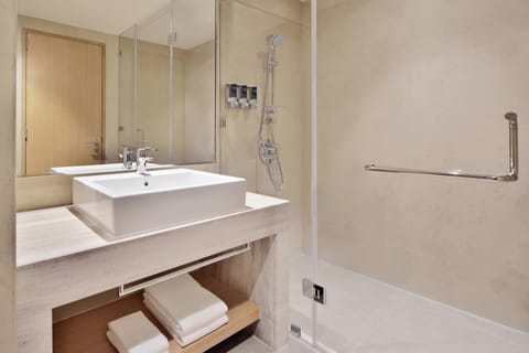 Executive Suite, 1 Bedroom, Non Smoking | Bathroom | Free toiletries, hair dryer, bathrobes, slippers