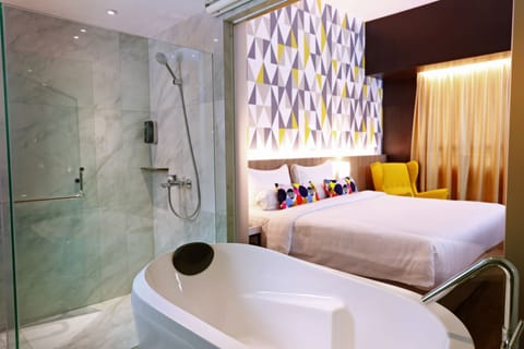 Junior Suite, 1 Double Bed | Bathroom | Hair dryer, slippers, bidet, towels