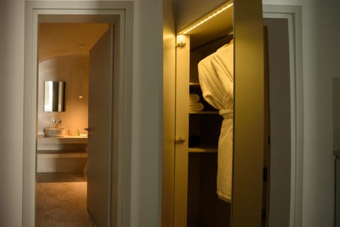 Majestic Suite with private outdoor heated plunge pool and Caldera view | Bathroom | Shower, rainfall showerhead, free toiletries, hair dryer