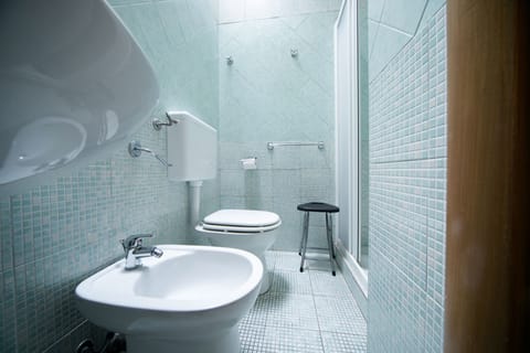 Double Room | Bathroom | Shower, bidet, towels