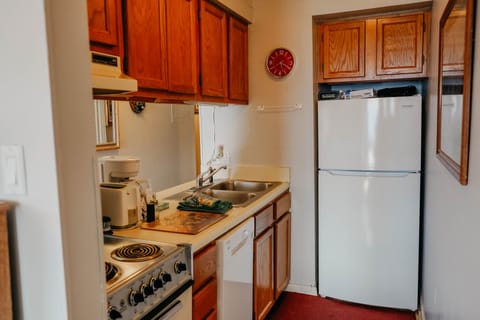 Luxury Condo, 2 Bedrooms, Balcony, Mountain View | Private kitchen | Fridge, microwave, oven, stovetop