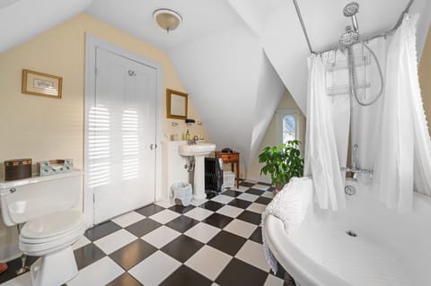 Deluxe Room, 1 Queen Bed, Non Smoking | Bathroom | Free toiletries, hair dryer, towels
