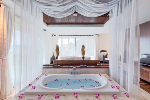 Luxury Villa, Sea View | Deep soaking bathtub