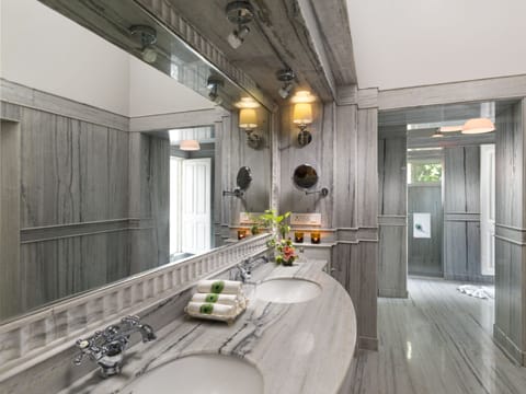 Moonstone Heritage Suite | Bathroom | Shower, rainfall showerhead, hair dryer, towels