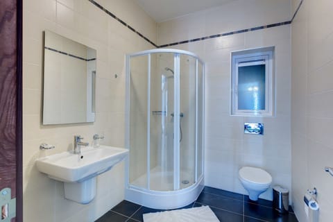 Apartment (3 Bedrooms) | Bathroom | Shower, hair dryer, towels
