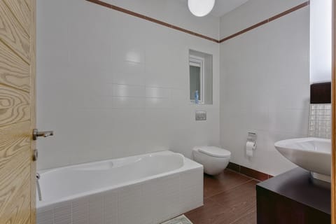 Apartment (2 Bedrooms) | Bathroom | Shower, hair dryer, bidet, towels