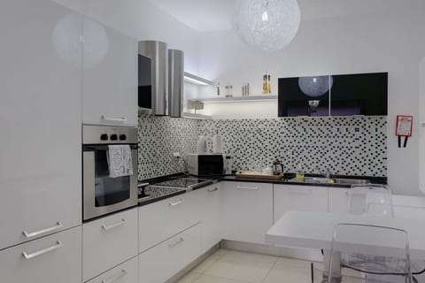 Apartment (2 Bedrooms) | Private kitchen | Oven, electric kettle, toaster, freezer