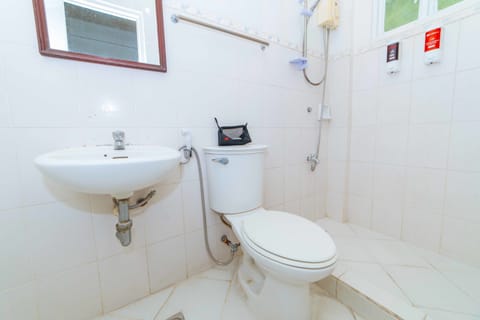 Family Room | Bathroom | Shower, free toiletries, towels