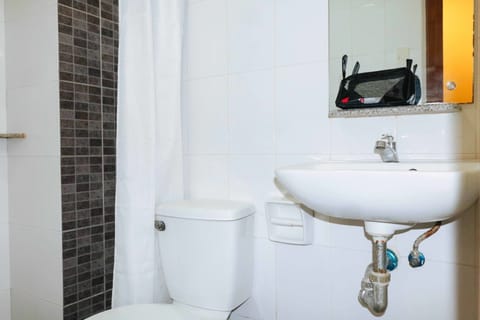 Standard Double Room | Bathroom | Shower, free toiletries, towels