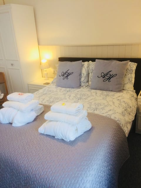 Double Room, Shared Bathroom | Iron/ironing board, free WiFi, bed sheets