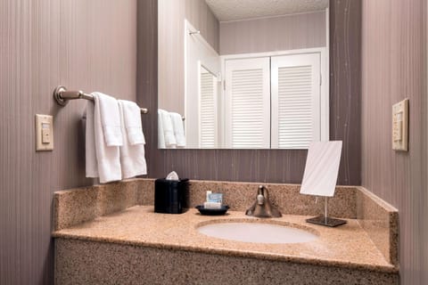 Combined shower/tub, eco-friendly toiletries, hair dryer, towels