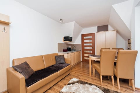 Apartment (17E) | Living area | Flat-screen TV