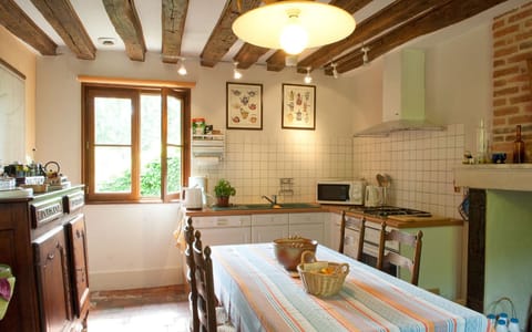 Full-size fridge, microwave, oven, stovetop