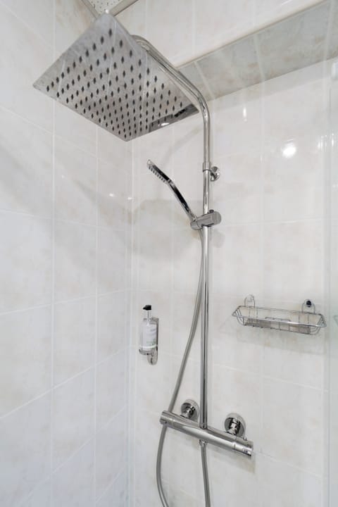 Basic Room | Bathroom | Free toiletries, hair dryer, towels