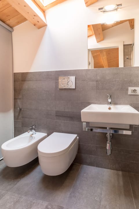 Superior Room | Bathroom | Shower, rainfall showerhead, free toiletries, hair dryer