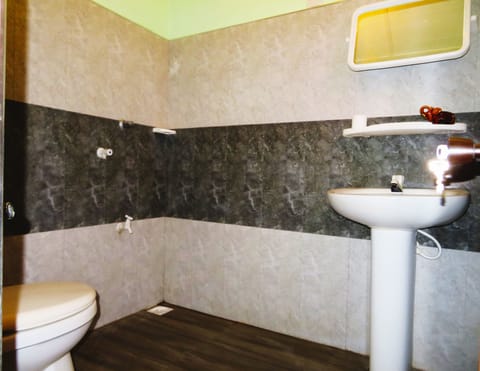 Budget Double Room | Bathroom | Shower, bidet, towels