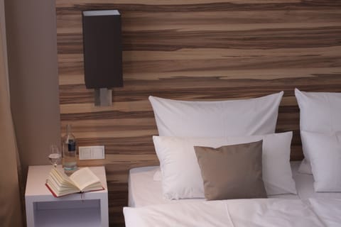 Standard Room | Hypo-allergenic bedding, in-room safe, desk, laptop workspace