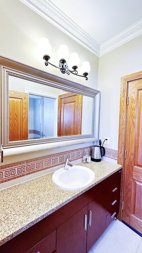 Deluxe Room | Bathroom | Combined shower/tub, hair dryer, slippers, heated floors