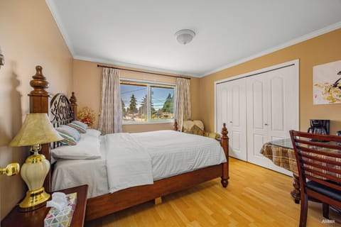 Desk, soundproofing, free WiFi, bed sheets