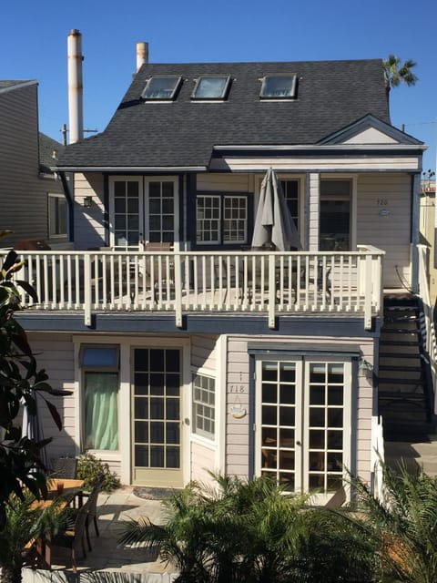 First floor unit of a duplex. (Upper 4BR-2BA unit available for large families.)