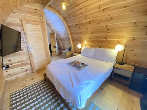 Classic Cabin, Ensuite, Canal View (The GlamPod)