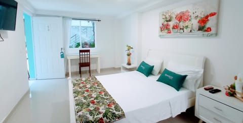 Deluxe Studio Suite, 1 Bedroom, Non Smoking, Kitchen | Individually decorated, individually furnished, desk, laptop workspace