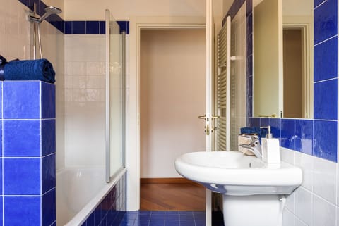 Apartment, 2 Bedrooms | Bathroom | Combined shower/tub, hair dryer, bidet, towels