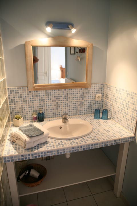 Comfort Double Room (Jean-Vincent) | Bathroom shower