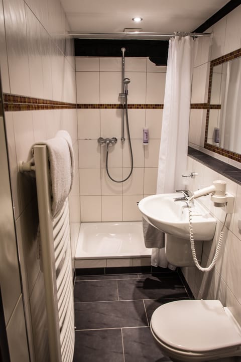 Double Room Single Use | Bathroom | Shower, free toiletries, hair dryer, towels
