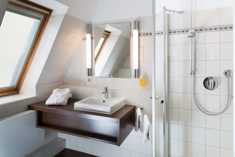 Studio (Balkon/Terrasse) | Bathroom | Shower, free toiletries, hair dryer, towels