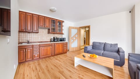 Apartment, Balcony (321) | Private kitchenette | Fridge, stovetop, electric kettle