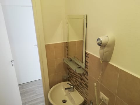 Double Room | Bathroom | Shower, rainfall showerhead, free toiletries, hair dryer