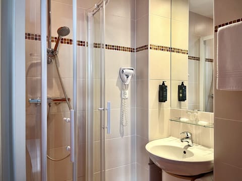 Standard Single Room | Bathroom | Shower, free toiletries, hair dryer, towels