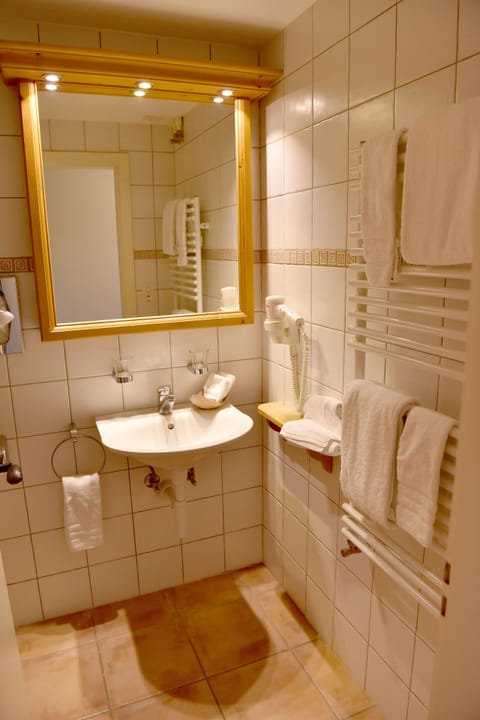 Classic Double Room, 1 King Bed | Bathroom | Free toiletries, hair dryer, towels, soap