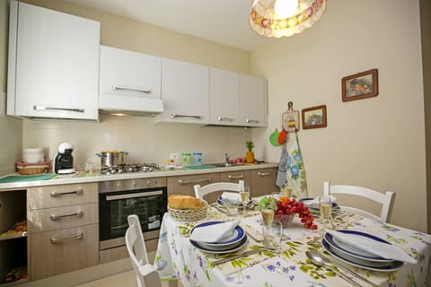 The kitchen with Oven, cooker hob and dishwasher