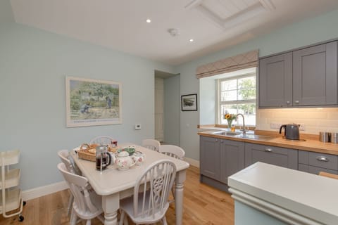 Spacious Dining Kitchen