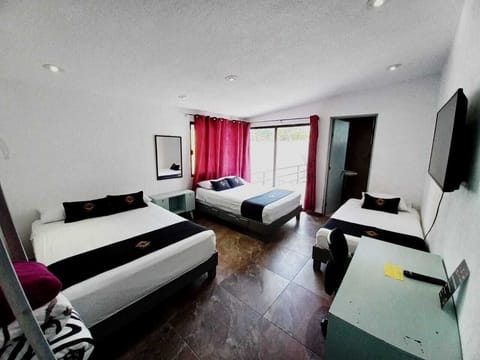 Comfort Studio Suite, Non Smoking, Balcony (Acapulco) | Hypo-allergenic bedding, desk, laptop workspace, blackout drapes