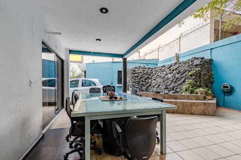 Daily cooked-to-order breakfast (MXN 100 per person)