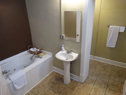 Yellow Suite | Bathroom | Separate tub and shower, jetted tub, free toiletries, hair dryer