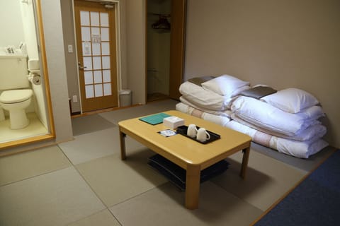 Japanese Twin Room | Soundproofing, free WiFi, bed sheets