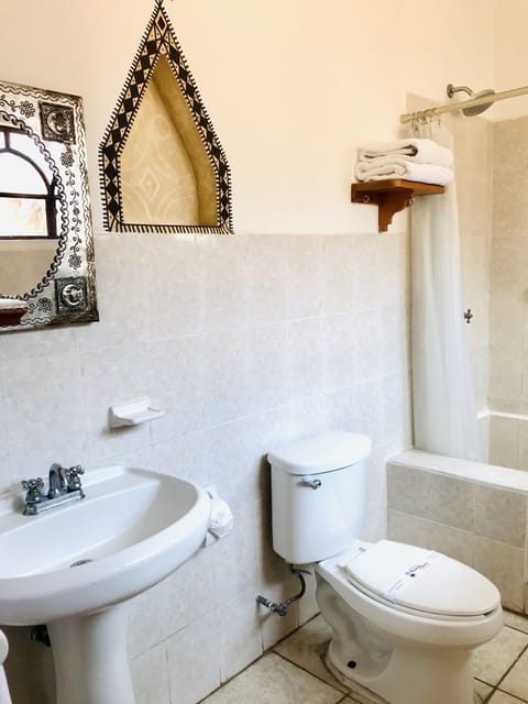 Double Room, 1 King Bed, Kitchenette | Bathroom | Shower, rainfall showerhead, free toiletries, hair dryer