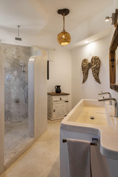 Executive Room | Bathroom | Shower, free toiletries, hair dryer, slippers