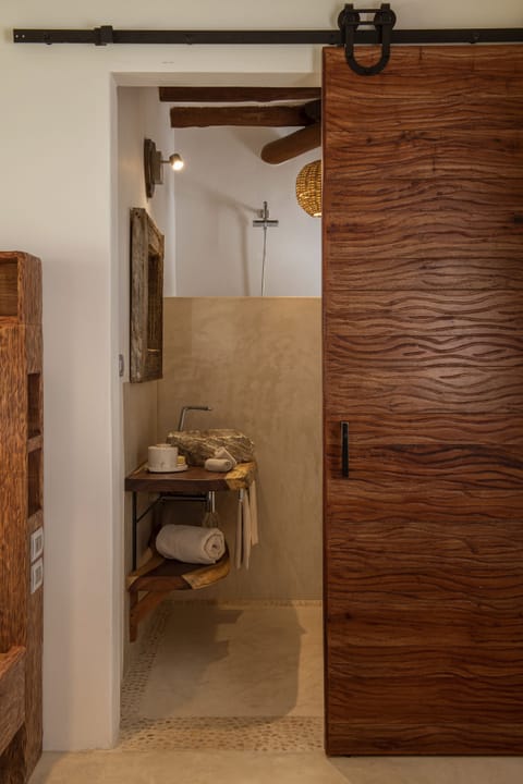 Habitación superior | Bathroom | Shower, free toiletries, hair dryer, slippers