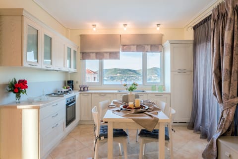 Luxury Suite (Kalipso) | Private kitchen | Full-size fridge, oven, stovetop, dishwasher