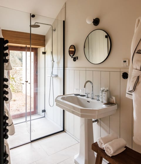 Family Suite | Bathroom | Free toiletries, hair dryer, bathrobes, slippers