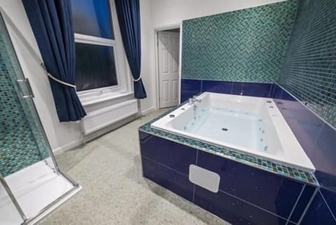 Luxury Double Room | Bathroom | Combined shower/tub, free toiletries, hair dryer, towels