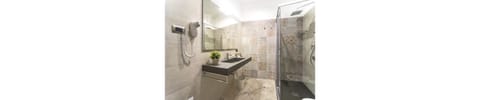 Deluxe Double or Twin Room | Bathroom | Shower, rainfall showerhead, free toiletries, bidet