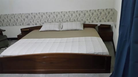 Deluxe Room, 1 Queen Bed, Non Smoking | Desk, blackout drapes, iron/ironing board, free WiFi