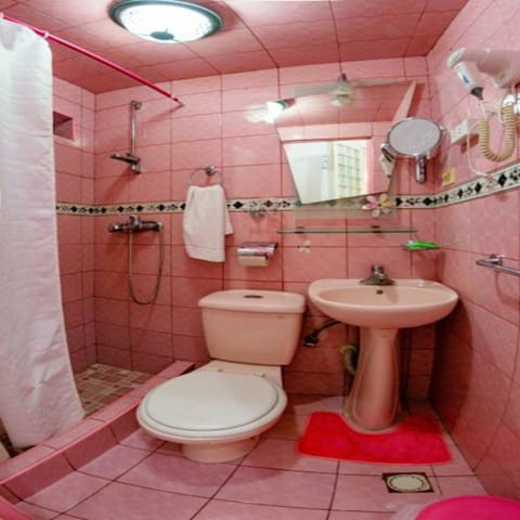 Triple Room, Multiple Beds, Non Smoking | Bathroom | Shower, rainfall showerhead, free toiletries, towels
