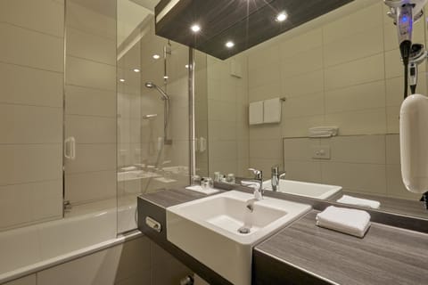 Comfort Double Room | Bathroom | Eco-friendly toiletries, hair dryer, bathrobes, towels